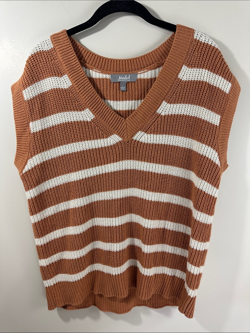 Marled Striped V-Neck Knit Sweater Vest in Rust and Cream Women’s Size Large